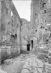 <p>Overzicht van de schade in de noordbeuk, gefotografeerd in 1948 in de richting van de sacristie (beeldbank RCE). </p>
